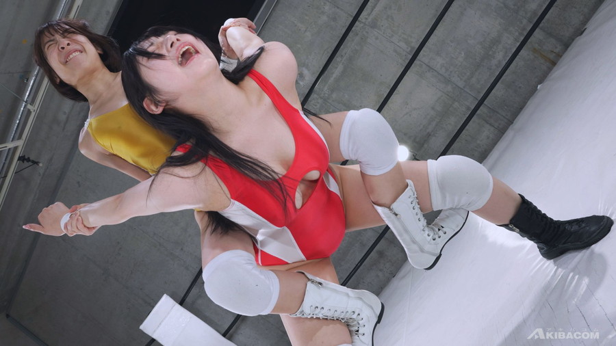 女子プロレスで激闘を繰り広げる羽月果音と湊波流の白熱バトルシーン